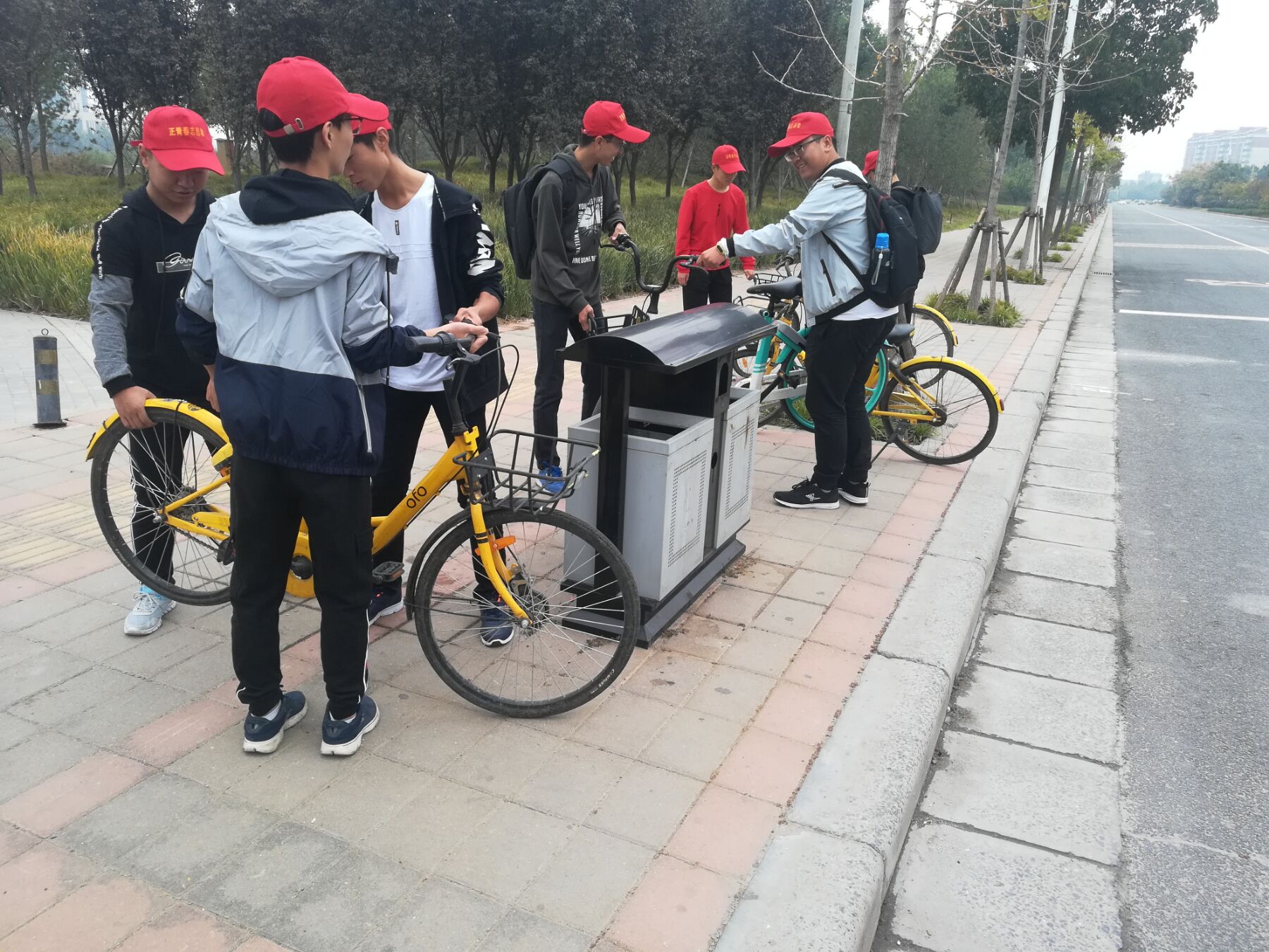 管理学院“正青春”志愿者开展整理共享单车志愿服务